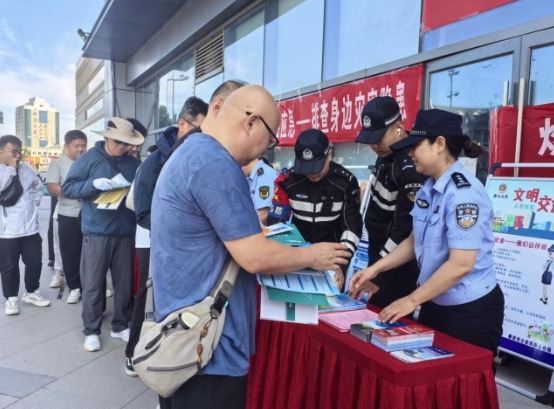 泰安市“安全宣传咨询日”暨泰山区安全应急文化作品展活动举办