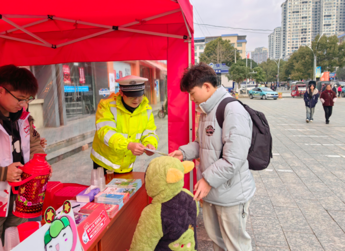 湖南新宁:暖冬服务伴春运 安全守护归乡路