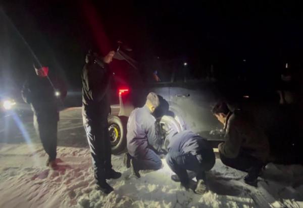 阿勒泰地区遭遇强降雪 当地公安一天救援被困车辆200余辆