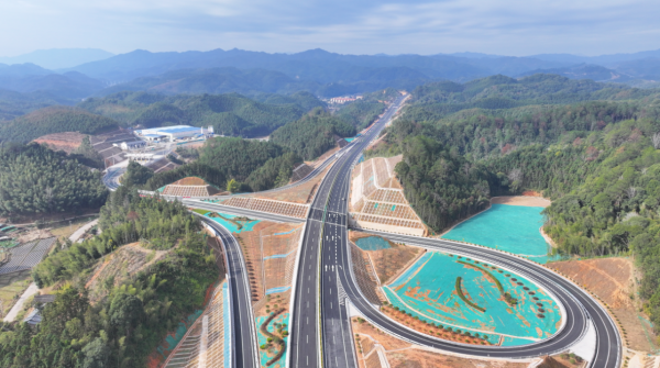 明溪胡坊至三元岩前高速公路全线通车