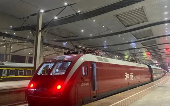 12306回应旅客躺座位下睡觉：危险行为 不建议