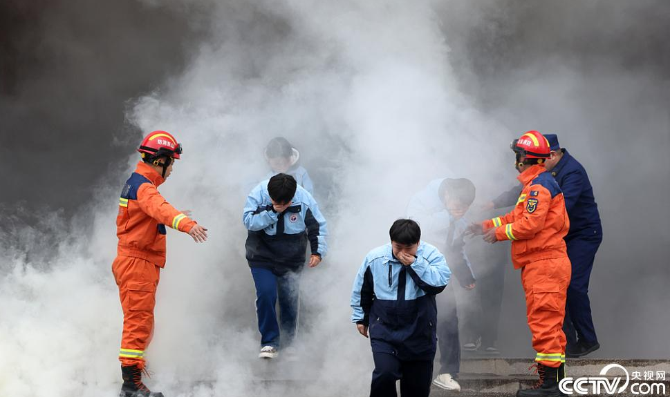 山东郯城：消防人员指导学生火场逃生疏散演练