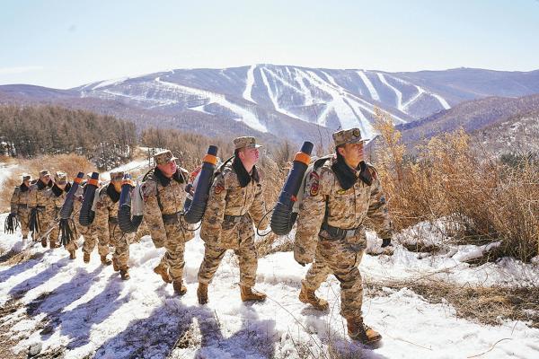 河北省张家口市崇礼区民兵在雪场周边执勤