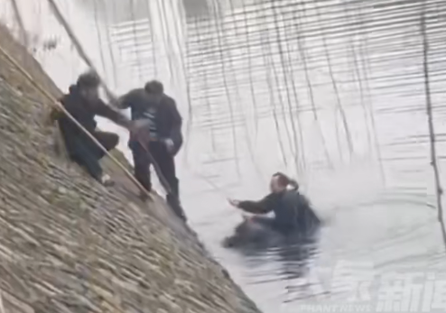 汝南勇士:刚出院救援队员飞身下河救人