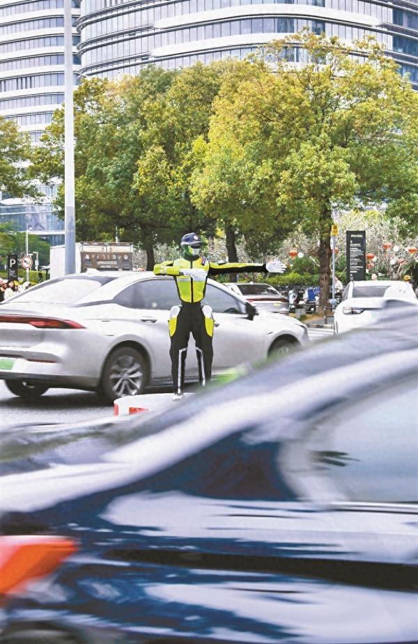 现场指挥手势标准，语音提示清晰洪亮 机器人当上了“交通指挥官”