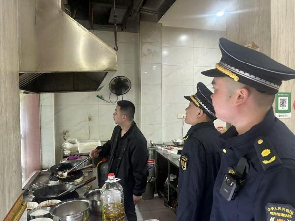 治理“烧烤烟”管好“扬尘路”，君山城管织密大气污染防治网