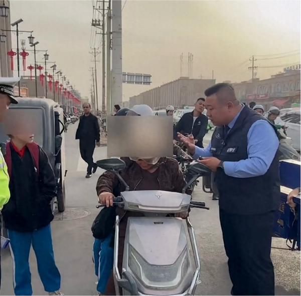 电动车载三孩引热议，民生刚需与安全红线如何平衡？