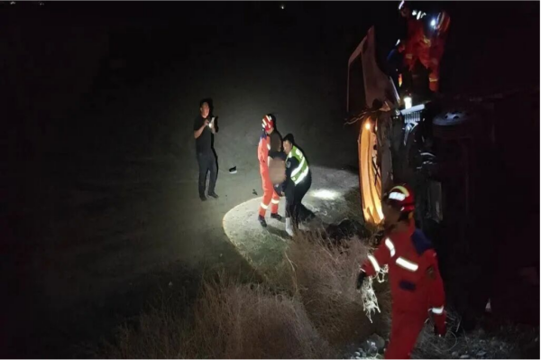 深夜车辆侧翻驾驶员被困，民警消防联合救援化险为夷