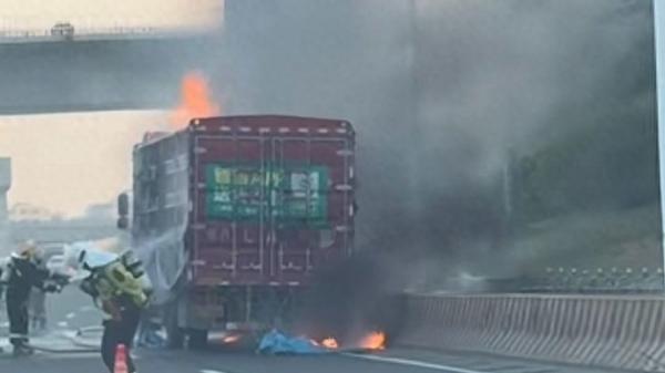 G40沪陕高速长江隧道出口处一辆大货车突发起火事故 所幸未有人员伤亡