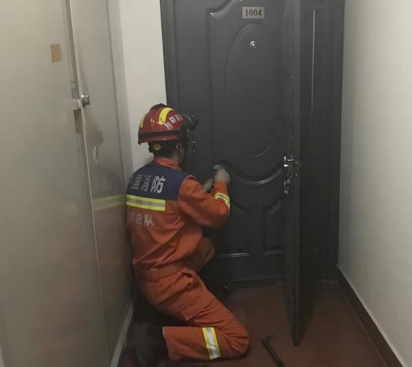 灶台未熄火居民倒垃圾被反锁门外，消防3分钟破门紧急处置