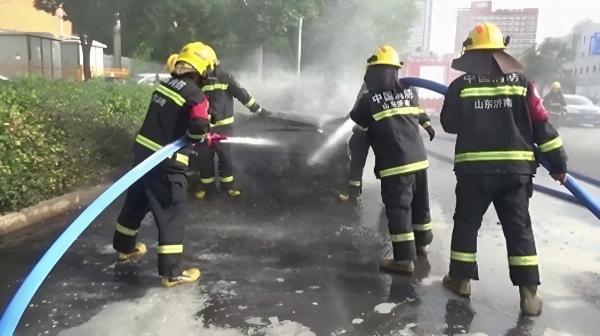 济南街头一私家车突发自燃，多方救援