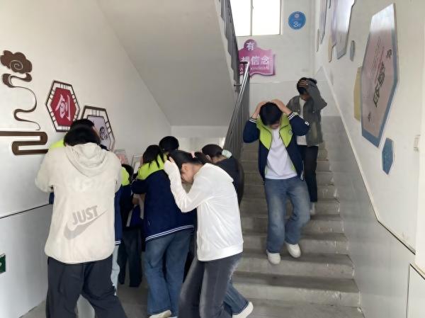 以练筑防 安全护航——怀宁县江镇初中开展防震减灾应急疏散演练