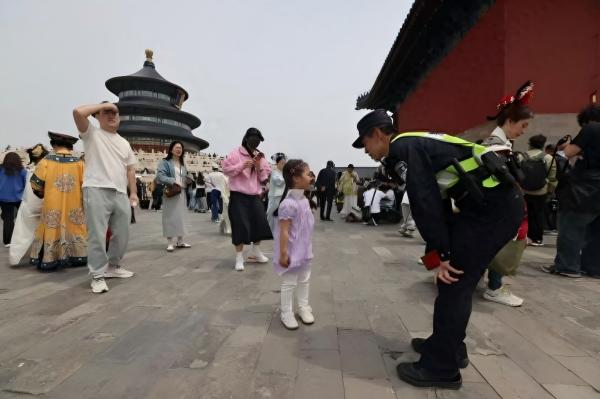 前端警力与后台指挥高效联动，北京东城民警硬核守护游客安全