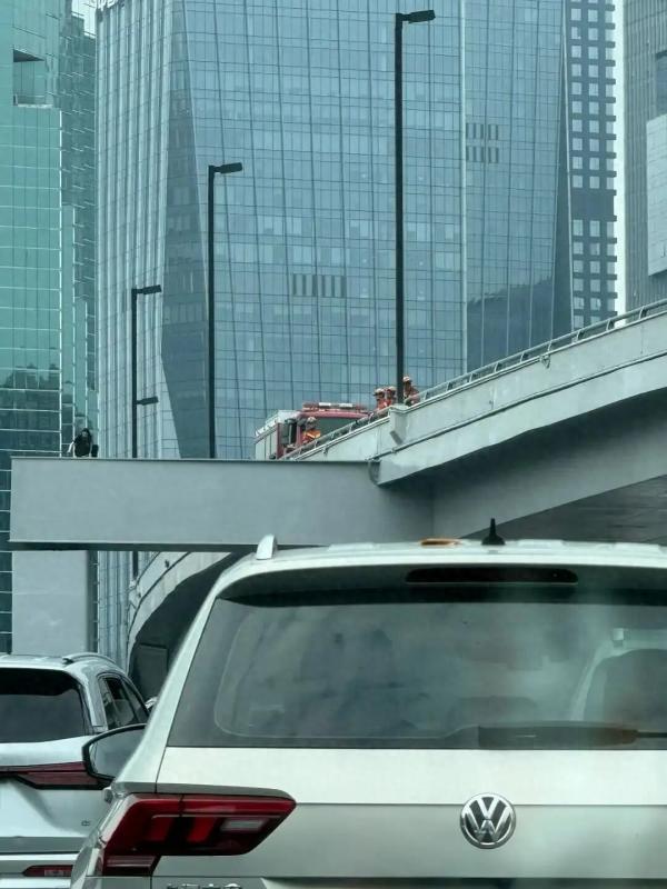 广州早高峰多处出现塞车，一女子疑似要跳桥，现场目击者：救援人员已经到场，下面铺了气垫