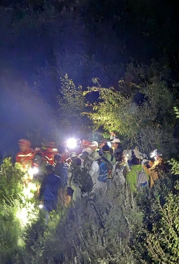 40余人深夜被困河北饮牛渠山脊,多方救援耗时数小时救出