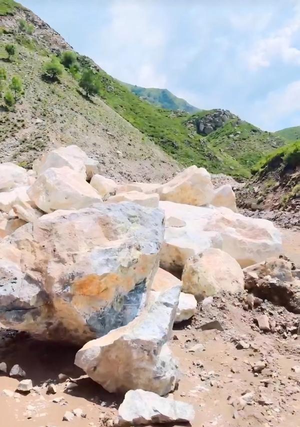 保定涞源矿山碎石料堆积河道,知情人称该矿仅有探矿证手续不全